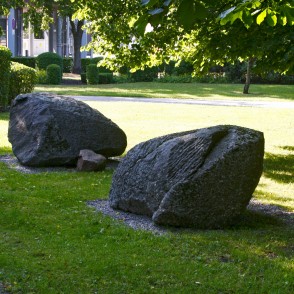 Akmeņi Dzirnavu laukumā Akmeņi Dzirnavu laukumā