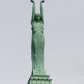 Brīvības tēls ar trim zvaigznēm (Brīvības pieminekis) Brīvības tēls ar trim zvaigznēm (Brīvības pieminekis)