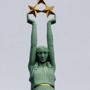 Brīvības tēls ar trim zvaigznēm (Brīvības pieminekis) Brīvības tēls ar trim zvaigznēm (Brīvības pieminekis)