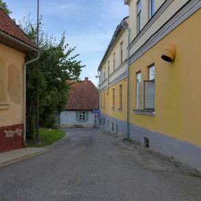 Baznīcas iela 32 Kuldīgā (Kuldīgas vēsturiskais centrs) Baznīcas iela 32 Kuldīgā (Kuldīgas vēsturiskais centrs)