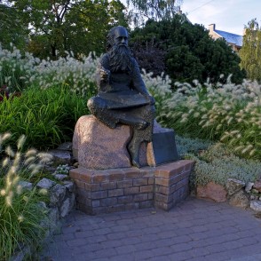 Piemineklis gleznotājam Voldemāram Irbem (1893–1944) Piemineklis gleznotājam Voldemāram Irbem (1893–1944)