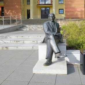 Ogres pilsētas pirmā mēra Jūlija Alberta Marsona bronzas skulptūra Ogres pilsētas pirmā mēra Jūlija Alberta Marsona bronzas skulptūra