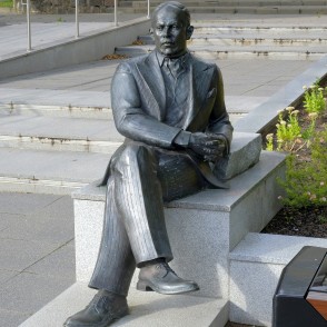 Ogres pilsētas pirmā mēra Jūlija Alberta Marsona bronzas skulptūra Ogres pilsētas pirmā mēra Jūlija Alberta Marsona bronzas skulptūra