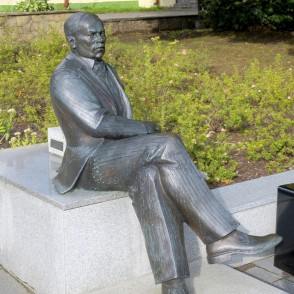 Ogres pilsētas pirmā mēra Jūlija Alberta Marsona bronzas skulptūra Ogres pilsētas pirmā mēra Jūlija Alberta Marsona bronzas skulptūra