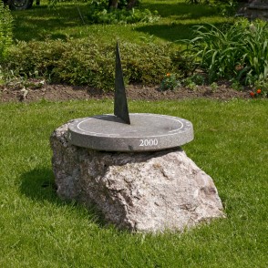 Saules pulkstenis pie Āraišu vējdzirnavām Saules pulkstenis pie Āraišu vējdzirnavām