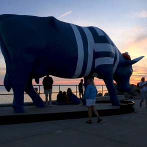 Skulptūra - Govs Matrozis saulrietā Skulptūra - Govs Matrozis saulrietā