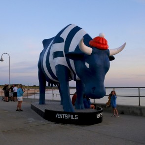 Skulptūra "Govs Matrozis" vēlā vakarā Skulptūra "Govs Matrozis" vēlā vakarā