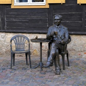 Skulptūra "Tējas tase kopā ar Ēvaldu Valteru" Skulptūra "Tējas tase kopā ar Ēvaldu Valteru"