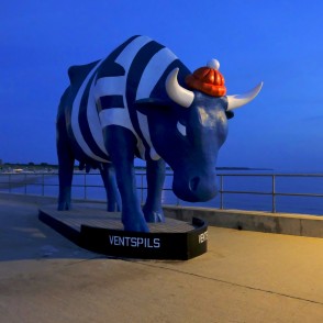 Skulptūra Govs Matrozis Ventspils Dienvidu molā pie jūras Skulptūra Govs Matrozis Ventspils Dienvidu molā pie jūras