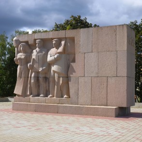 Piemineklis 1905. – 1907. g. revolūcijas dalībniekiem Talsos Piemineklis 1905. – 1907. g. revolūcijas dalībniekiem Talsos