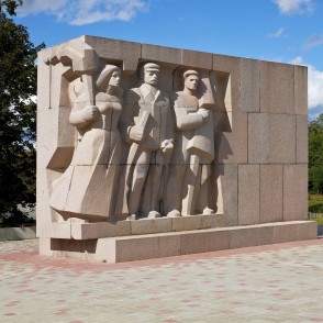 Piemineklis 1905. – 1907. g. revolūcijas dalībniekiem Talsos Piemineklis 1905. – 1907. g. revolūcijas dalībniekiem Talsos