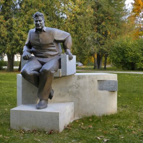 Piemineklis Edgaram Kauliņam Lielvārdē Piemineklis Edgaram Kauliņam Lielvārdē