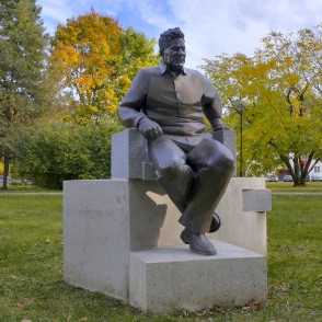 Edgara Kauliņa piemineklis Lielvārdes parkā Edgara Kauliņa piemineklis Lielvārdes parkā