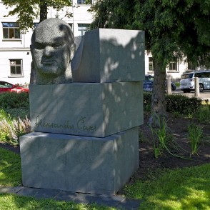 Piemineklis dzejniekam Aleksandram Čakam (1901–1950) Piemineklis dzejniekam Aleksandram Čakam (1901–1950)
