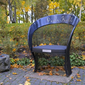 Vides objekts "Goda krēsls diriģentam Paulam Kveldem" Rembates parkā Vides objekts "Goda krēsls diriģentam Paulam Kveldem" Rembates parkā