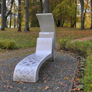 Goda krēsls Arvedam un Verai Paeglēm Rembates parkā rudenī Goda krēsls Arvedam un Verai Paeglēm Rembates parkā rudenī