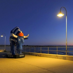 Skulptūra Govs Matrozis Ventspils Dienvidu molā vakara apgaismojumā Skulptūra Govs Matrozis Ventspils Dienvidu molā vakara apgaismojumā