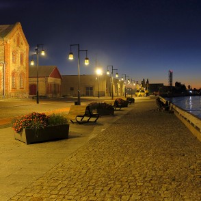 Atjaunotā Ostas ielas promenāde Ventspilī krēslā gar Ventas upi Atjaunotā Ostas ielas promenāde Ventspilī krēslā gar Ventas upi