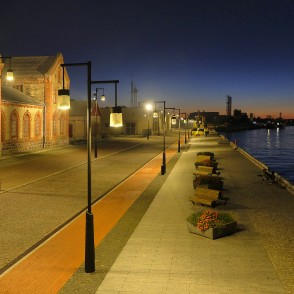 Ostas ielas promenāde Ventspilī vakara apgaismojumā pie Ventas upes Ostas ielas promenāde Ventspilī vakara apgaismojumā pie Ventas upes