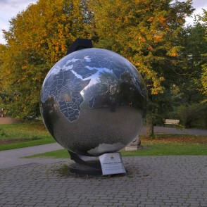 Dekoratīvs globuss Liepājas jūrmalas parkā rudens ainavā Dekoratīvs globuss Liepājas jūrmalas parkā rudens ainavā