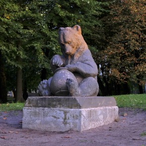 Skulptūra Lācis ar medus podu Liepājas jūrmalas parkā Skulptūra Lācis ar medus podu Liepājas jūrmalas parkā