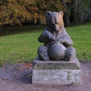 Lāča skulptūra ar medus podu parka zaļajā teritorijā Lāča skulptūra ar medus podu parka zaļajā teritorijā