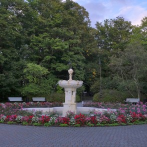 Jūgendstila strūklaka Liepājas Jūrmalas parkā ar ziedu apstādījumiem Jūgendstila strūklaka Liepājas Jūrmalas parkā ar ziedu apstādījumiem