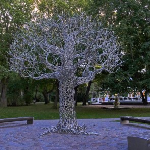 Metāla skulptūra Spoku koks Liepājas Jūrmalas parkā Metāla skulptūra Spoku koks Liepājas Jūrmalas parkā