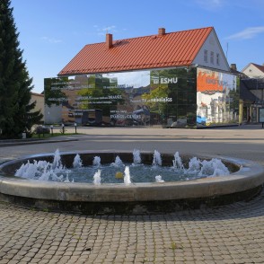 Tukuma centrālā strūklaka pilsētas laukumā Tukuma centrālā strūklaka pilsētas laukumā
