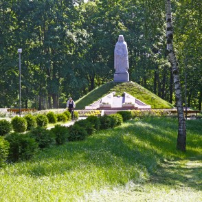 Deviņu Padomju Savienības varoņu piemineklis Ludzā Deviņu Padomju Savienības varoņu piemineklis Ludzā