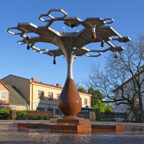 Strūklaka "Medus piliens", Saldus Strūklaka "Medus piliens", Saldus