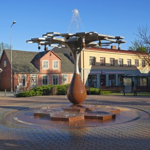 Strūklaka "Medus piliens", Saldus Strūklaka "Medus piliens", Saldus