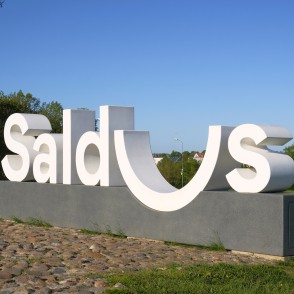 Saldus pilsētas zīme Biļļu kalnā Saldus pilsētas zīme Biļļu kalnā