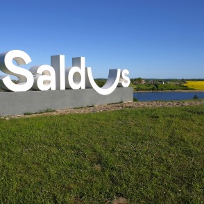 Saldus pilsētas zīme Biļļu kalnā Saldus pilsētas zīme Biļļu kalnā