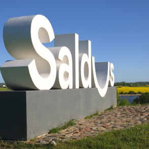 Saldus pilsētas zīme Biļļu kalnā Saldus pilsētas zīme Biļļu kalnā