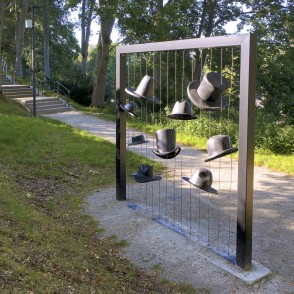 Mākslas instalācija "Cepures" un gājēju celiņš Ķēniņkalnā Talsos Mākslas instalācija "Cepures" un gājēju celiņš Ķēniņkalnā Talsos