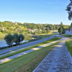 Talsu pilsētas ainava ar Talsu ezeru un Ķēniņkalna pakāji vasarā Talsu pilsētas ainava ar Talsu ezeru un Ķēniņkalna pakāji vasarā