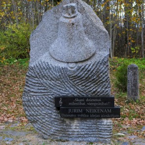Piemineklis Jurim Neikenam pie Ārciema baznīcas Piemineklis Jurim Neikenam pie Ārciema baznīcas