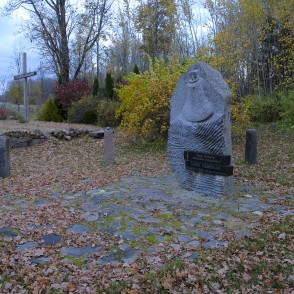 Piemineklis Jurim Neikenam pie Ārciema baznīcas Piemineklis Jurim Neikenam pie Ārciema baznīcas