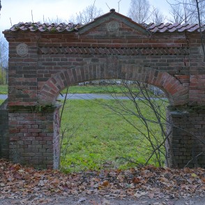 Braslavas muižas vārti uz ābeļdārzu Braslavas muižas vārti uz ābeļdārzu