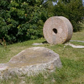 Dzirnakmens Pāvilostas Simtgades parkā Dzirnakmens Pāvilostas Simtgades parkā