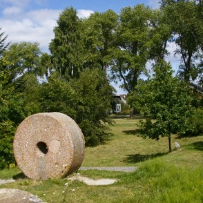 Dzirnakmens Pāvilostas Simtgades parkā Dzirnakmens Pāvilostas Simtgades parkā