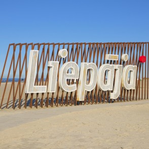 Pilsētas uzraksts Liepājas pludmalē Pilsētas uzraksts Liepājas pludmalē