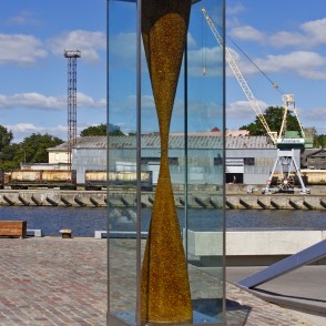 Dzintara pulkstenis Liepājas ostas promenādē Dzintara pulkstenis Liepājas ostas promenādē