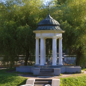 Tējas paviljons uz Gulbju dīķa salas Tējas paviljons uz Gulbju dīķa salas