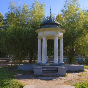 Tējas paviljons uz Gulbju dīķa salas Tējas paviljons uz Gulbju dīķa salas