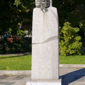 Piemineklis dzejniecei Mirdzai Ķempei (Liepāja) Piemineklis dzejniecei Mirdzai Ķempei (Liepāja)