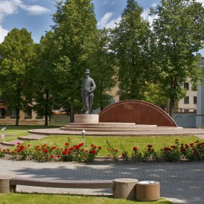 Piemineklis LR pirmajam prezidentam Jānim Čakstem Piemineklis LR pirmajam prezidentam Jānim Čakstem