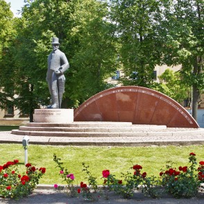 Piemineklis LR pirmajam prezidentam Jānim Čakstem Piemineklis LR pirmajam prezidentam Jānim Čakstem