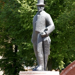 Piemineklis LR pirmajam prezidentam Jānim Čakstem Piemineklis LR pirmajam prezidentam Jānim Čakstem